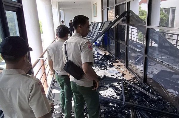 Hujan Angin Landa Tanjungpinang, Kaca Gedung Pemprov Pecah dan Pohon Tumbang