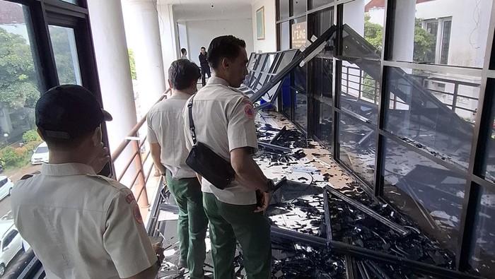 Hujan Angin Landa Tanjungpinang, Kaca Gedung Pemprov Pecah dan Pohon Tumbang Hujan Angin Landa Tanjungpinang, Kaca Gedung Pemprov Pecah dan Pohon Tumbang